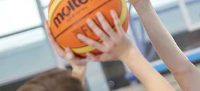 Basketbälle kaufen Spielszene mit einem Basketball, Fokus auf den Ball
