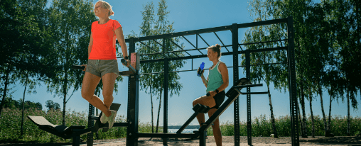 Outdoor Fitnesspark bei Kübler Sport online kaufen – Perfekte Fitnessgeräte für Ihr Training im Freien Outdoor Fitnesspark mit modernen Fitnessgeräten in grüner Umgebung, ideal für abwechslungsreiches Training im Freien