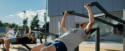 Outdoor Kraftgeräte bei Kübler Sport kaufen – Ihr Fitnesserlebnis im Freien Outdoor Fitnessgeräte im Einsatz in einem Park, ideal für Ganzkörpertraining und funktionelle Übungen