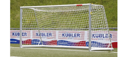 Kübler Sport Jugendtor auf einem Sportplatz vor einer Kübler Sport Bande