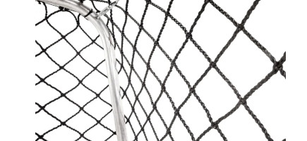 Schwarzes Fußballtornetz mit quadratischen Maschen und Torrahmen