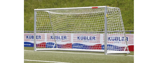 Kübler Sport Jugendtor auf einem Sportplatz vor einer Kübler Sport Bande