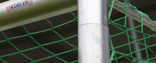 Grünes Fußballtornetz an einem Kübler Sport Fußballtor