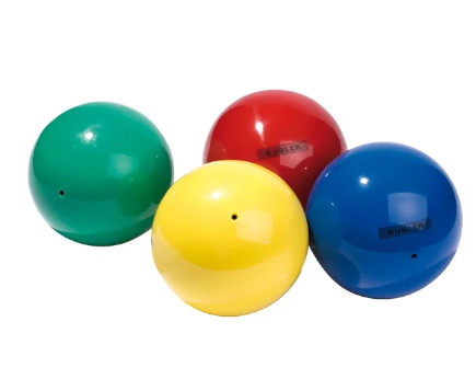 Grüner, gelber, roter, blauer Gymnastikball nebeneinander angeordnet