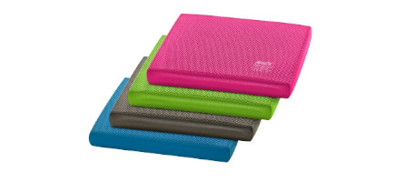 Pinkes, grünes, graues und blaues AIREX Balance Pad übereinanderliegened