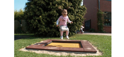 Kind spring auf einem Eurotramp Kids Tramp