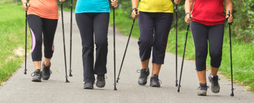 Nordic Walking Stöcke im Kübler Sport Onlineshop kaufen Fitnessbegeisterte beim Training mit Nordic Walking Stöcken in der Natur