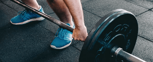 Gewichtheben Plattform im Kübler Sport Onlineshop kaufen Gewichtheben Plattform in einem professionellen Fitnessstudio mit stabilen Abwurfplatten und rutschfester Standfläche