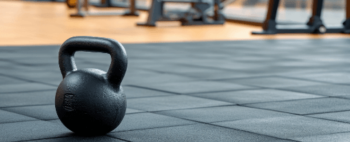 Sportboden aus Gummi bei Kübler Sport kaufen – Ideal für Fitnessräume Fitnessraum mit verlegtem Gummi Sportboden für optimale Stoßdämpfung und Rutschfestigkeit