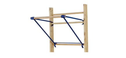 Blauer Klimmzugbügel in einer Holz Sprossenwand eingehängt