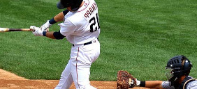 Zwei Baseballspieler auf einem Baseballfeld