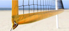 Beachvolleyballnetz auf Spielfeld