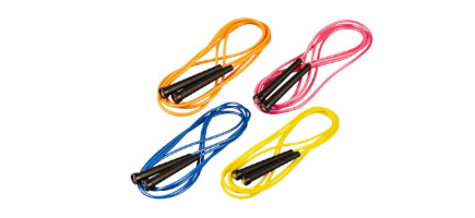 Orangenes, rotes, blaues und gelbes Rope Skipping Seil aufgerollt nebeneinander angeordnet