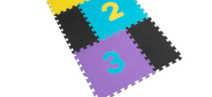 Anordnung von unterschiedlich kolorierten Puzzlematten mit Zahlen darauf