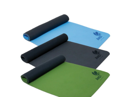 Anordnung einer grünen, schwarzen und hellblauen Yogamatte übereinander