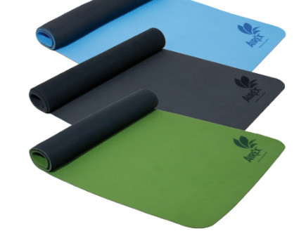 Anordnung einer grünen, schwarzen und hellblauen Yogamatte übereinander