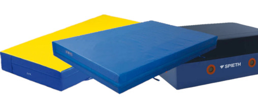 Anordnung einer gelb-blauen, dunkelblauen und schwarz-blauen Weichbodenmatte nebeneinander