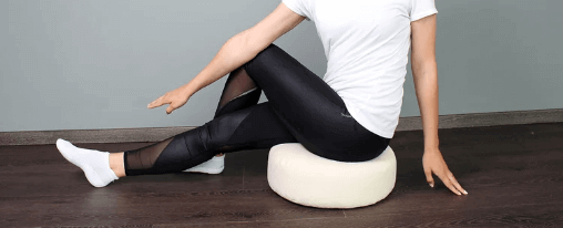 Rundes Yogakissen – sanfte Unterstützung bei Yin Yoga Rundes Yogakissen zur Entlastung des Rückens und zur Förderung tiefer Entspannung.
