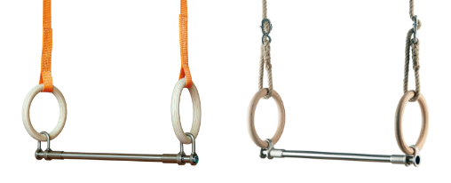 Trapeze für Kinderturnen und Schulhallen kaufen Zwei Turntrapeze mit Stangen aus Metall an Turnringen, die jeweils an einem Kunststoffseil und Strickseil hängen