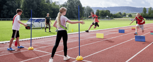 Bunte und kindgerechte Trainingsgeräte für die Kinderleichtathletik – ideal für spielerisches Lernen und sichere Bewegungsschulung im Verein oder in der Schule.