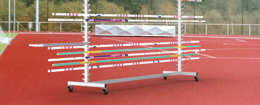 Praktisches Zubehör für Training und Wettkampf in der Leichtathletik – von Startnummern bis zu Anzeigetafeln.