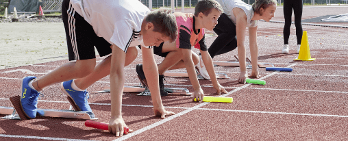 Staffellauf in der Leichtathletik Dynamischer Staffellauf – ein Teamwettbewerb in der Leichtathletik, bei dem Geschwindigkeit und Präzision im Fokus stehen.