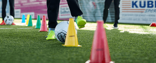 Bunte Markierungshütchen für Leichtathletik-Training auf Rasenflächen