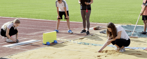 Nützliches Zubehör für den Weitsprung – für Pflege, Vorbereitung und Messung im Trainings- und Wettkampfbetrieb.