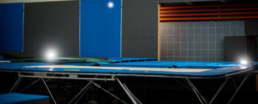 Ein professionelles Wettkampftrampolin für den Einsatz im Gerätturnen – mit stabiler Rahmenkonstruktion und Sicherheitspolsterung für Training und Wettkampf.