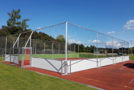 Bei Bedarf Soccer Court ARENA SMART mit weißen Banden und Ballfangnetze