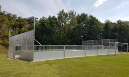 Cage Soccer Court  ARENA PRO PLUS aus Metall auf grüner Wiese