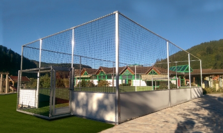 Soccer Court ARENA PRO mit Ballfangnetzen und einer weißen Bande