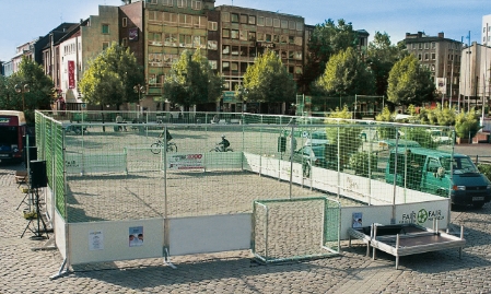 Zerlegbar, platzsparender Soccer Court ARENA STREETSOCCER mit weißen Banden und grünen Ballfangnetzen