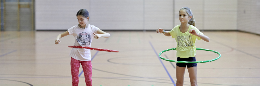 Kinder mit Hula Hoop