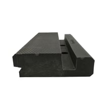 FormaTurf® TrionStein Einfassungsstein für Sportbeläge und Kunststoffrasen