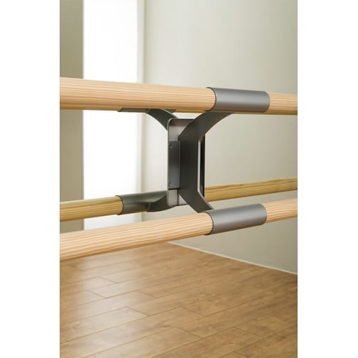 Wandspiegel mit Aussparung für Ballettstangenhalterung