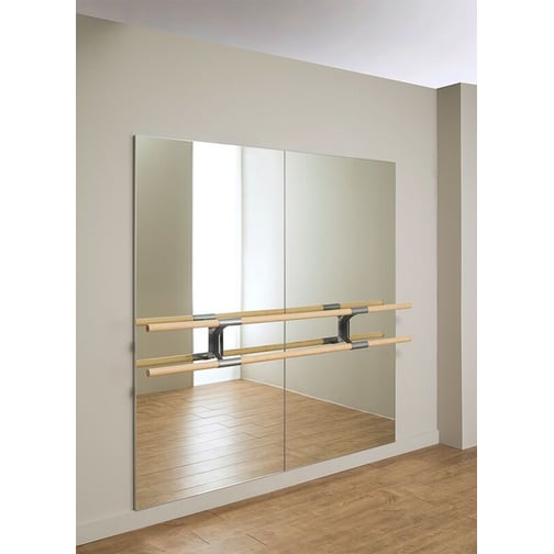 Wandspiegel mit Aussparung für Ballettstangenhalterung