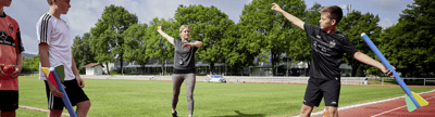 Verschiedene Wurfgeräte für die Leichtathletik – darunter Kugeln, Speere, Disken und Hammer – ideal für Training und Wettkampf auf jedem Leistungsniveau.