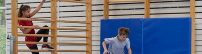 Kinder an Sprossenwänden im Turn- / Sportunterricht 