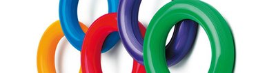 Fünf verschiedenfarbige Tennisringe 