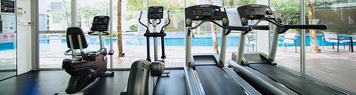 Verschiedene Cardiogeräte in einem Hotel-Fitnessstudio 