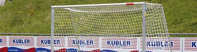 Fußballtor auf einem Fußballplatz mit Kübler Sport Bande