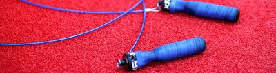 Blaue Rope Skipping Seile auf rotem Teppich