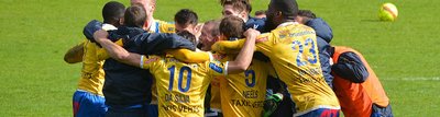 Fußballmannschaft jubelt gemeinsam auf dem Sportplatz
