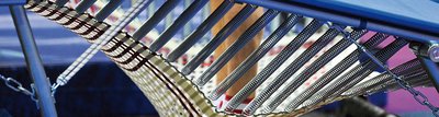 Nahaufnahme eines Turntrampolins und seiner Federung