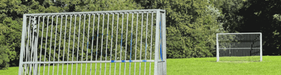 Robustes Bolzplatztor für Sportplätze und Teamsport auf einem Fußballfeld