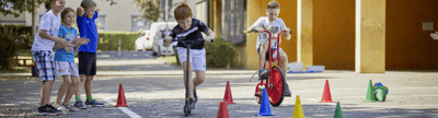 Verschiedene Freizeitspiele für Kinder, Familien und Vereine beim Spielen im Garten und Außenbereich