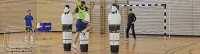 Handballspieler wirft Handball