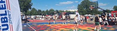 Mobile Basketballanlage für Teamsport, flexibel mit höhenverstellbarem Korb und stabilem Backboard in Sporthalle
