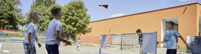 Kinder auf dem Schulhof mit verschiedenen Rückschlagspielen für Freizeitspaß und alle Altersgruppen